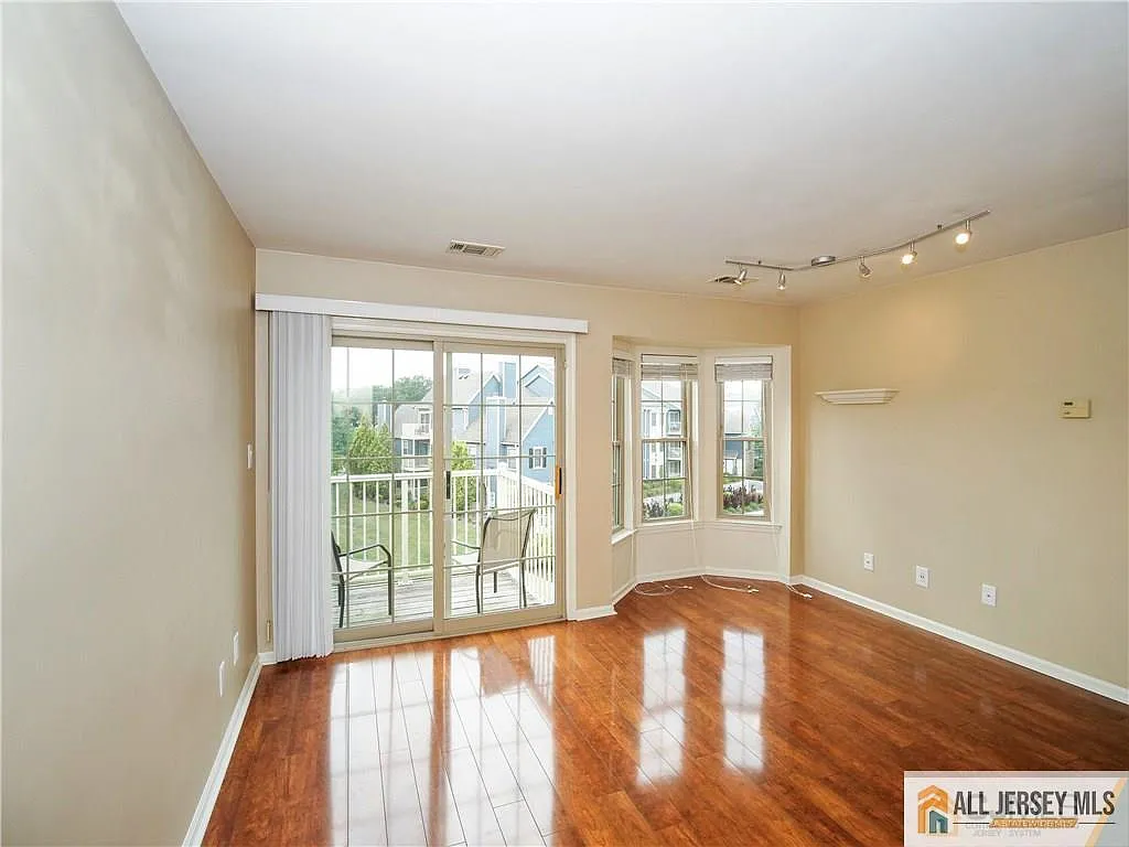 1 bed, 1.0 bath, $1,695 — Photo 3