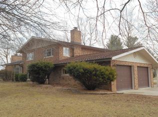 100 Fox Creek Rd, Flora, IL 62839