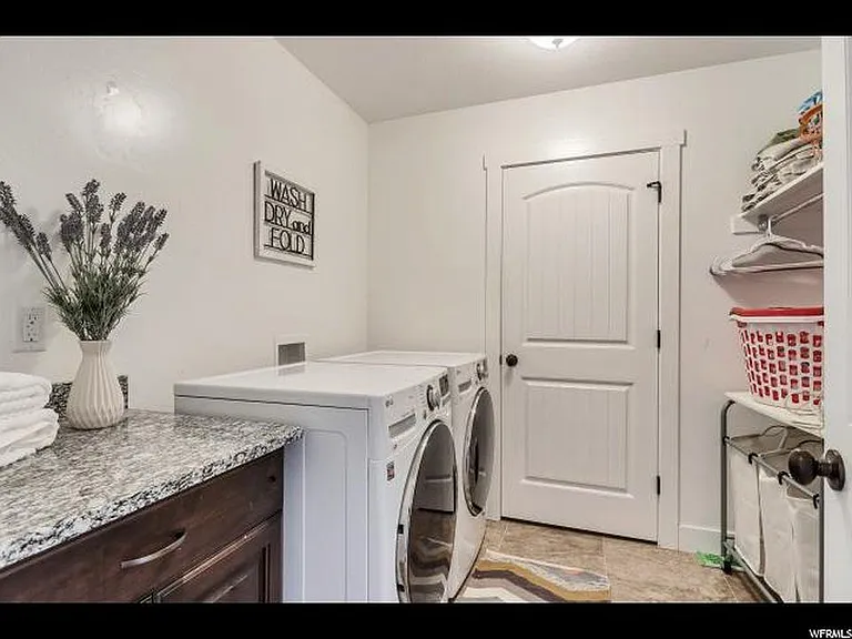 229 E Bridgewater Ln — Photo 26