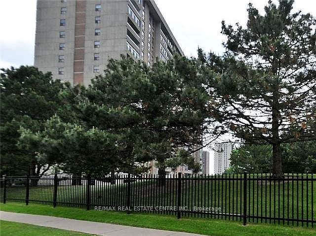 1st image of 15 Kensington Rd #1904