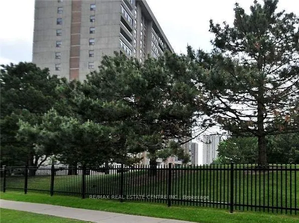 15 Kensington Rd, Brampton, ON