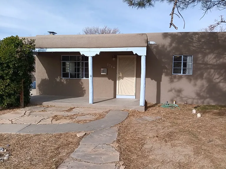 2719 Santa Cruz Ave SE — Photo 2