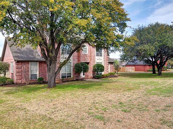 4th image of 1003 Colonial Ct