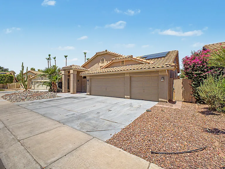 3103 N Meadow Ln — Photo 2