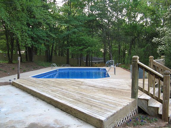 POOL & DECK
