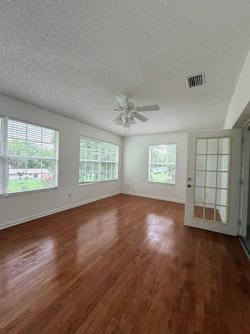 Beautiful 2/2 with bonus room and large yard, new floors, and updated bathrooms! — Photo 4