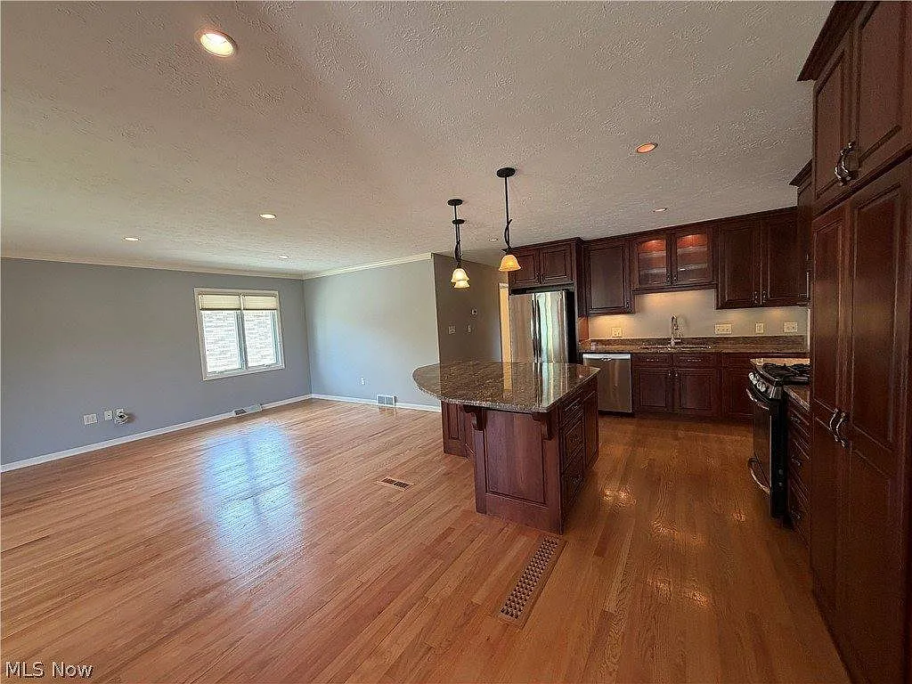 3 bed, 2.5 bath, 2442 sqft, $3,000 — Photo 4