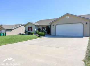 416 Stone Grove Dr, Manhattan, KS 66503