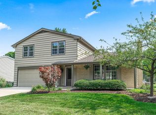 389 Cottonwood Ln, Naperville, IL 60540