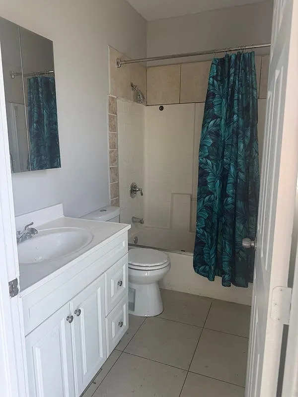 3 bed, 1.0 bath, 1040 sqft, $3,500 — Photo 2
