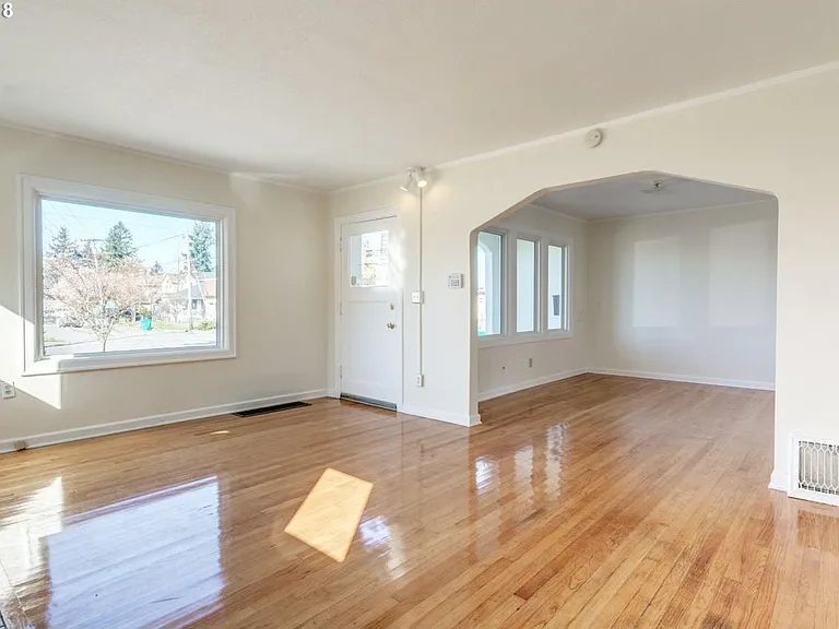 9222 NE Glisan St — Photo 2