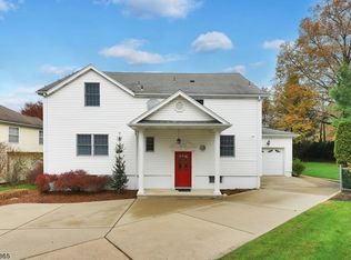 689 Seagull Dr, Paramus, NJ 07652