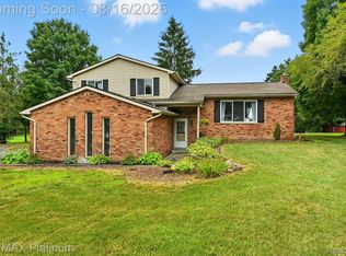 8906 Meyer Ave, Brighton, MI