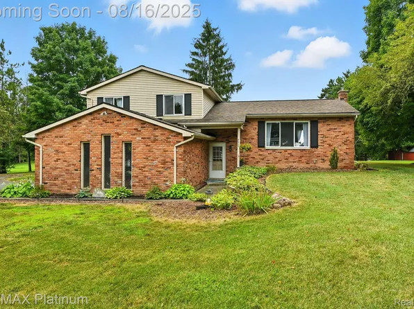 8906 Meyer Ave, Brighton, MI 48116