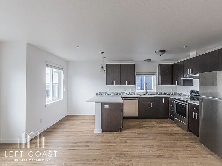 680 SE Highway 101 #204 — Photo 10
