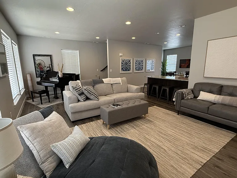 371 W Knights Ln — Photo 1