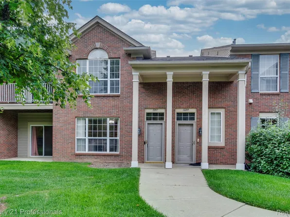 12107 Chesapeake Cir, Walled Lake, MI 48390