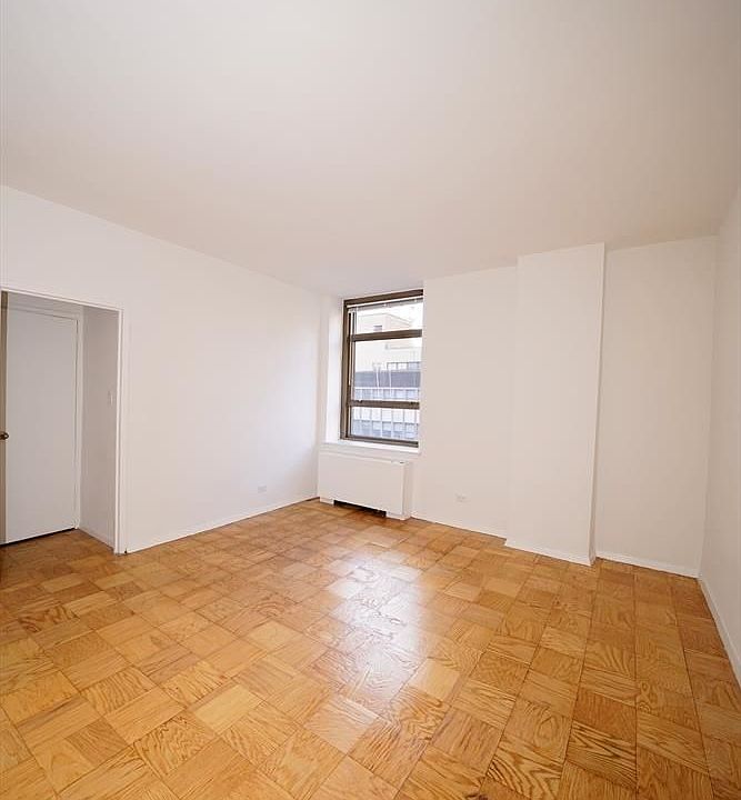 2nd image of 4 Park Ave APT 6B