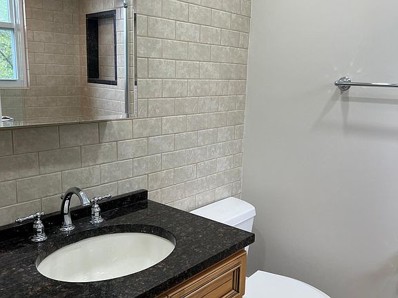 5th image of 159 Scott Ave #1