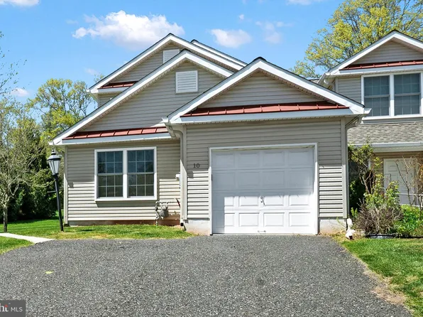 10 Loux Ln, Sellersville, PA 18960