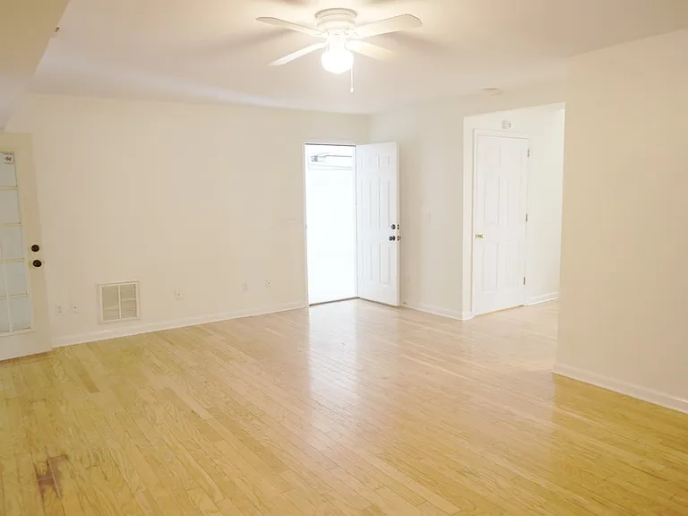 1406 Clairmonte Cir — Photo 4