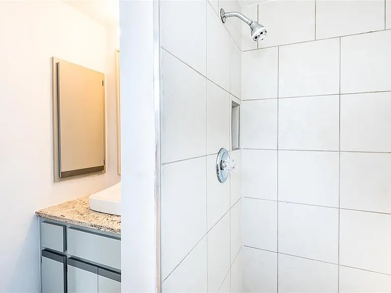 838 Jarvis St — Photo 38
