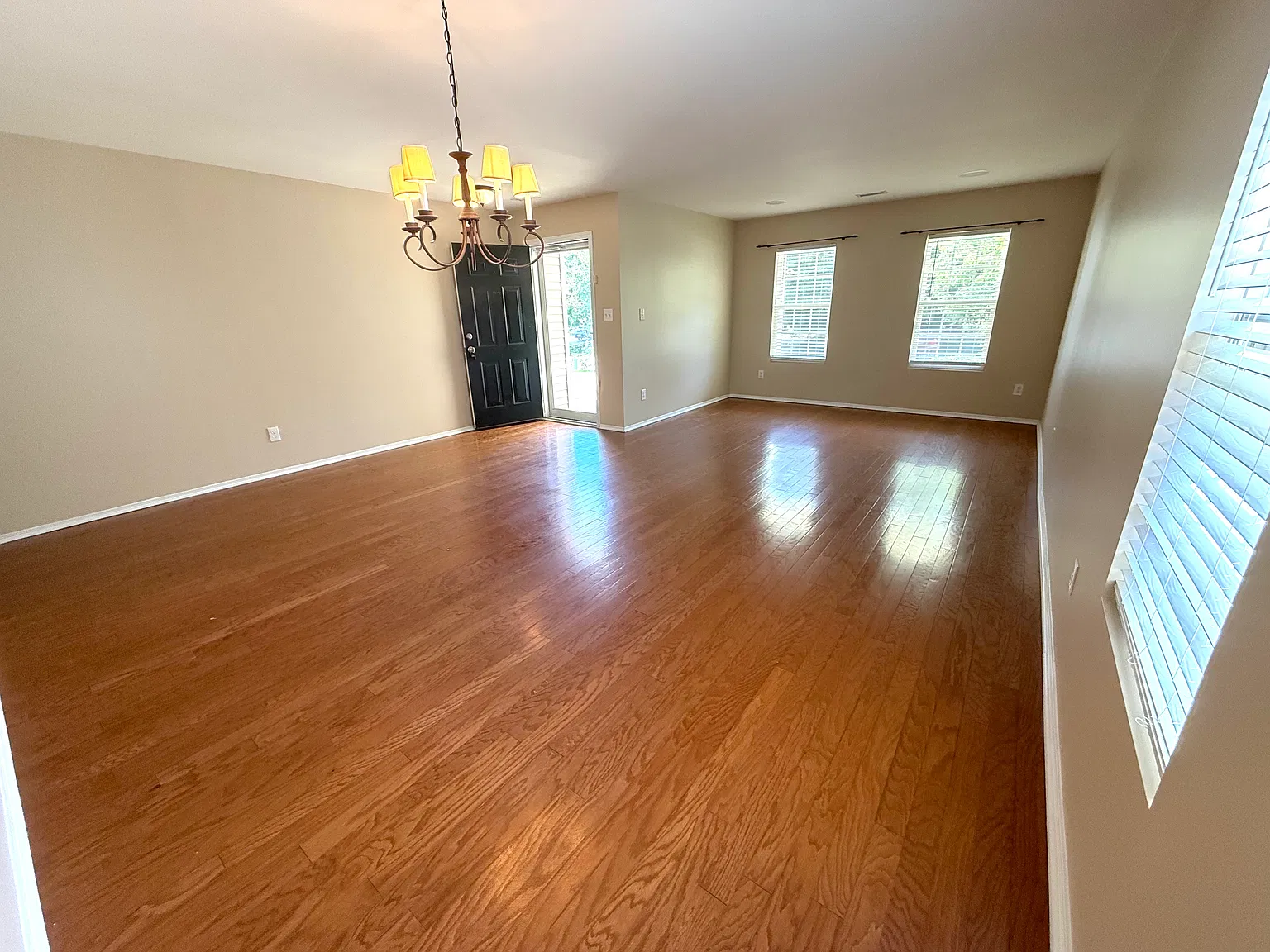 4 bed, 2.5 bath, 2736 sqft, $2,200 — Photo 2