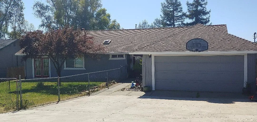 1425 Lowe Ln photo 1