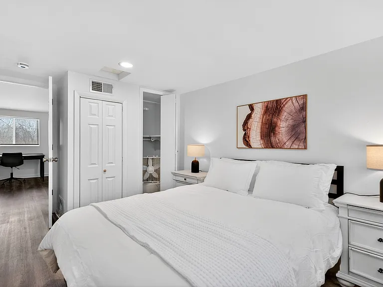 138 W Loretta Ave — Photo 33