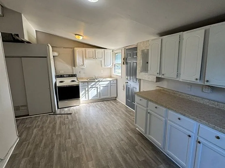 1115 Grant Ave — Photo 3