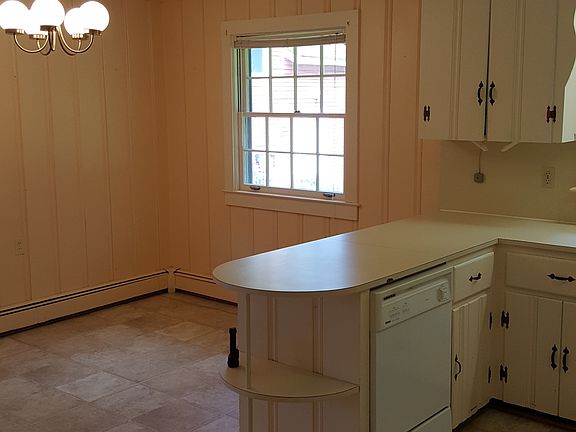 Eat-in area of kitchen.