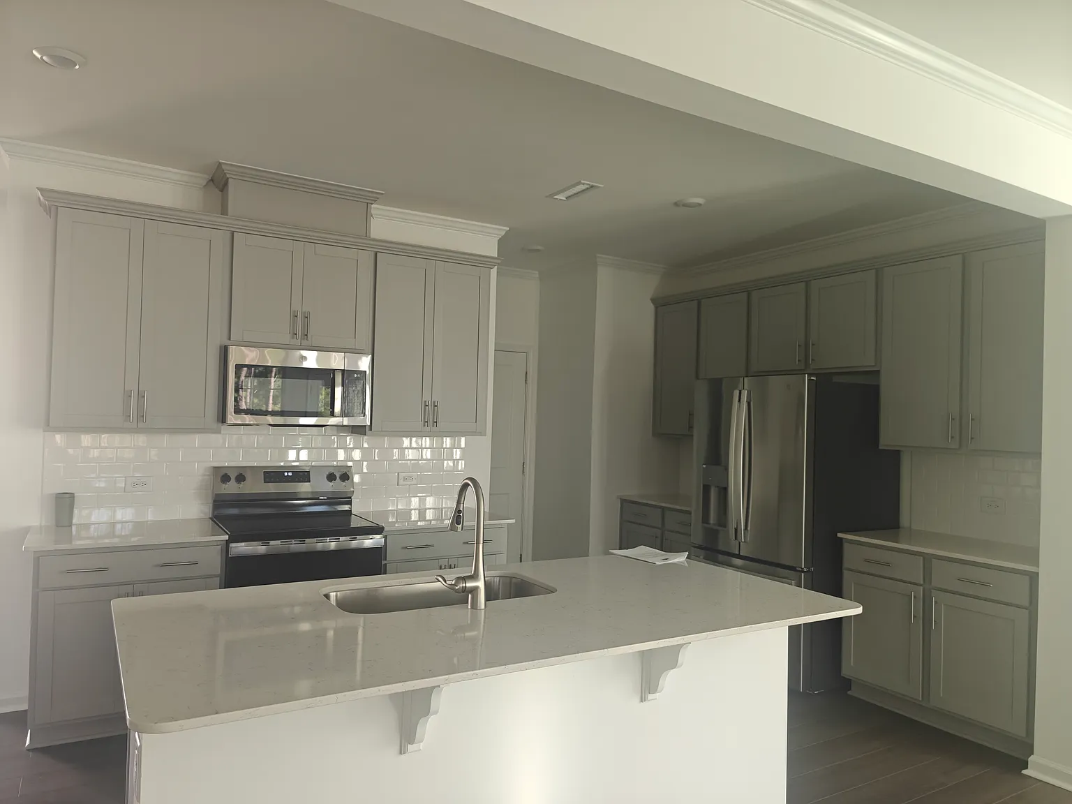 3 bed, 2.5 bath, 1924 sqft, $1,995 — Photo 3