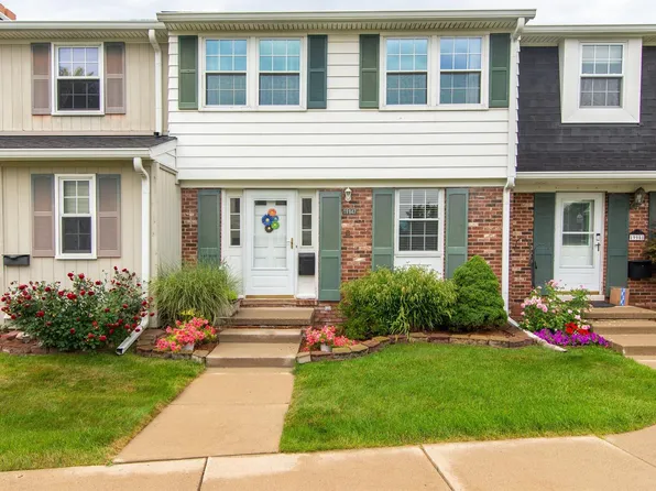 19947 Schoolhouse Ct, Northville, MI 48167