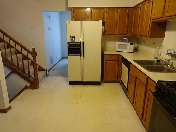 2nd image of 2211 Newport Cir