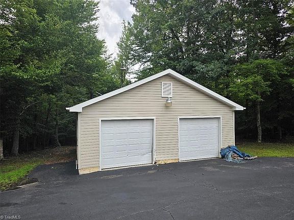 3rd image of 391 Oak Hill Farm Rd