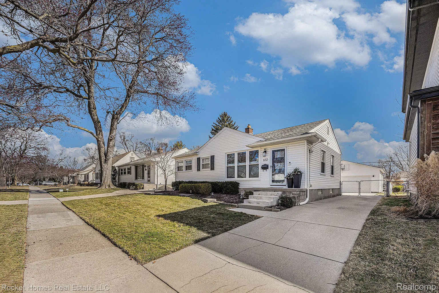 632 N Vermont Ave photo 1