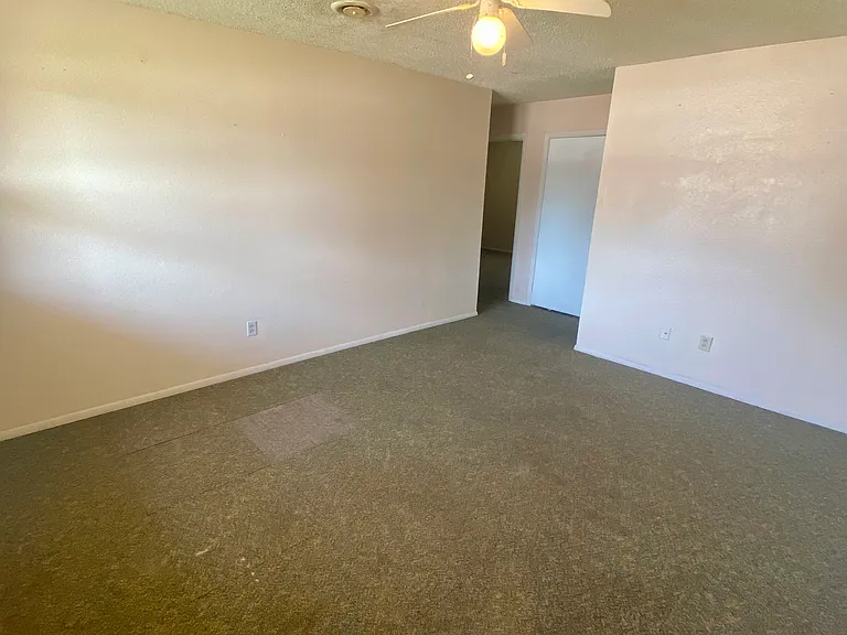 709 W Tulsa St — Photo 2