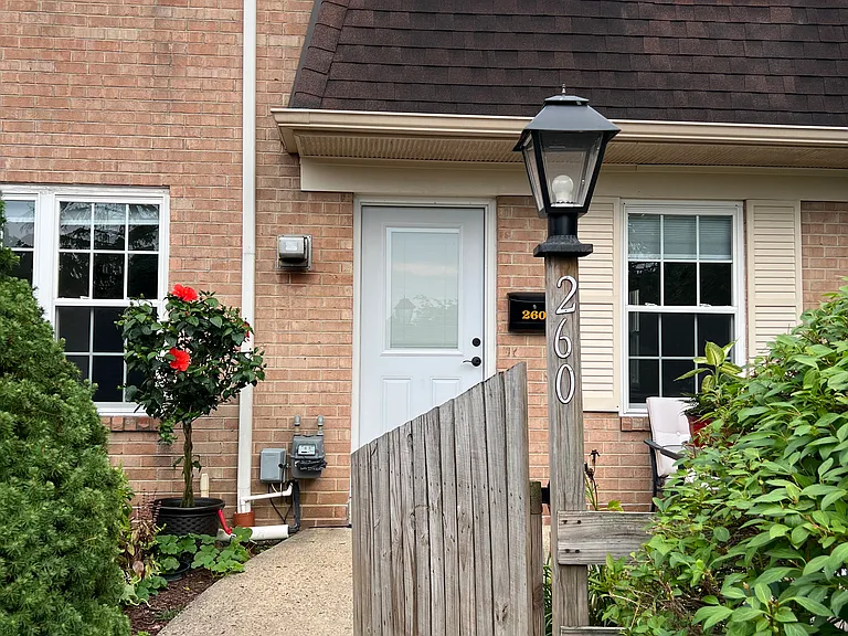 260 Arbour Ct — Photo 1