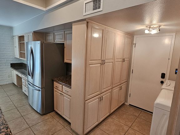 5th image of 1004 E Marlette Ave