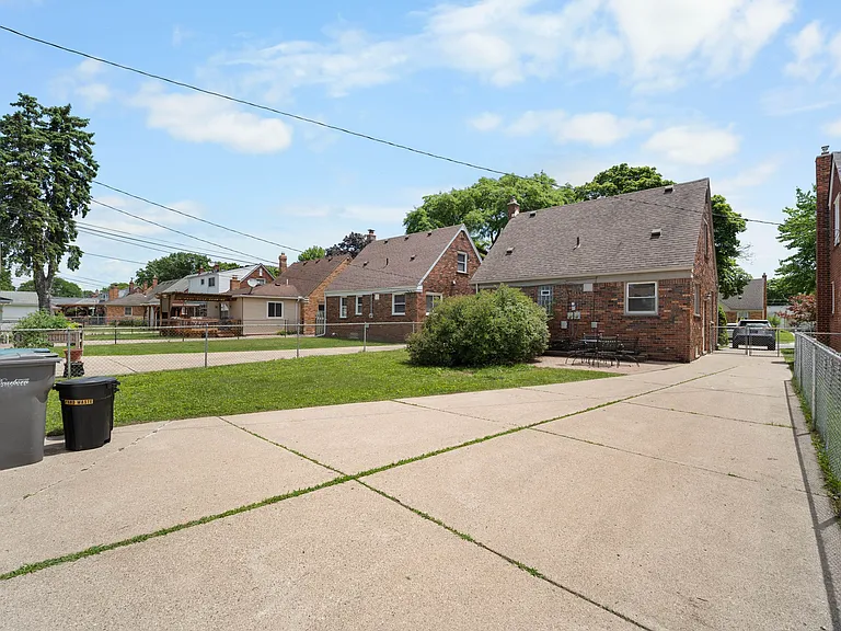 2604 Venice St — Photo 26