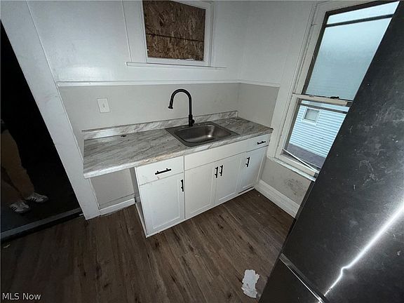 4th image of 3185 W 58th St