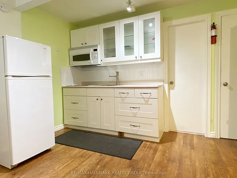 668 Morin St #B — Photo 11