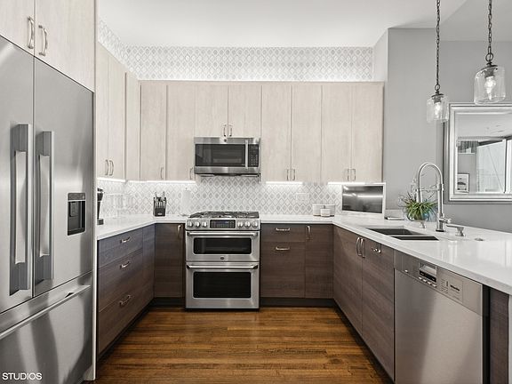 5th image of 500 W Superior St Unit 1713