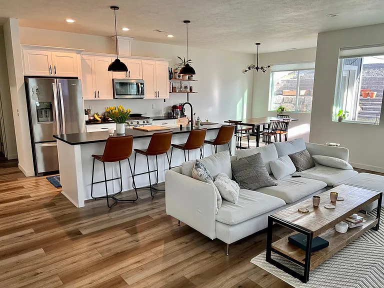Living / kitchen / dining.