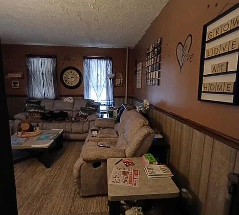 4th image of 109 S Pleasant St