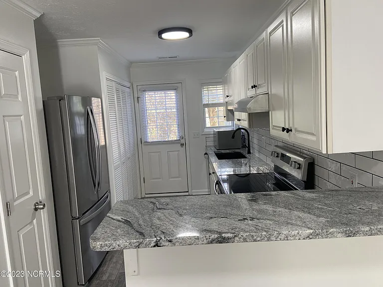 338 Emerald Cove Ct — Photo 4