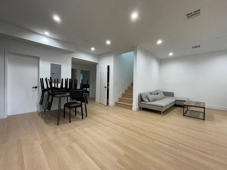 1340 W 37th St — Photo 32