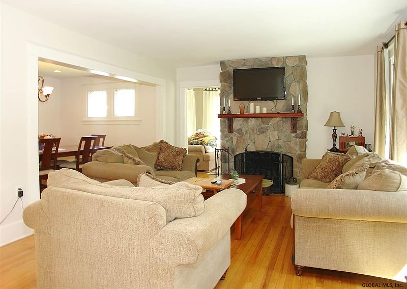 2nd image of 7 LINDBERGH Drive