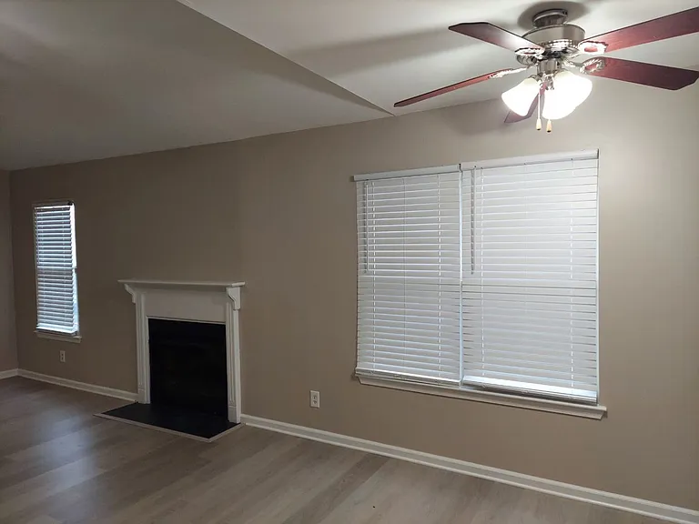 1420 Deerpond Ln — Photo 3