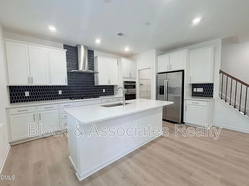 4 bed, 3.5 bath, 11325 sqft, $2,475 — Photo 3